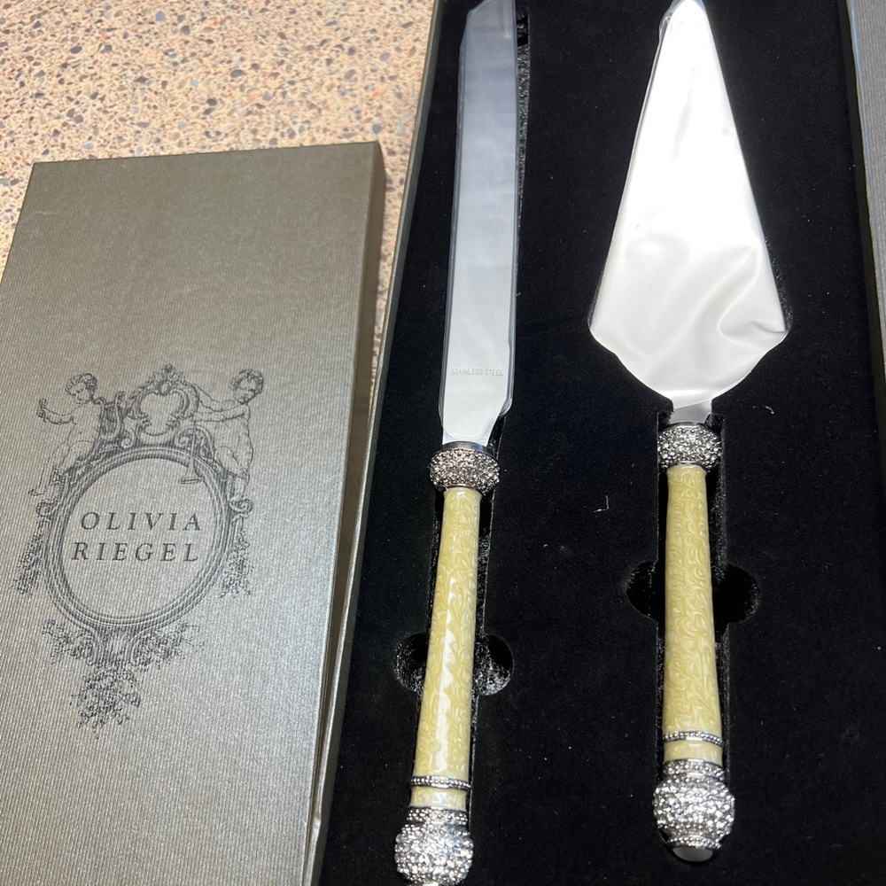 Olivia Riegel cutting set, new never used in box.